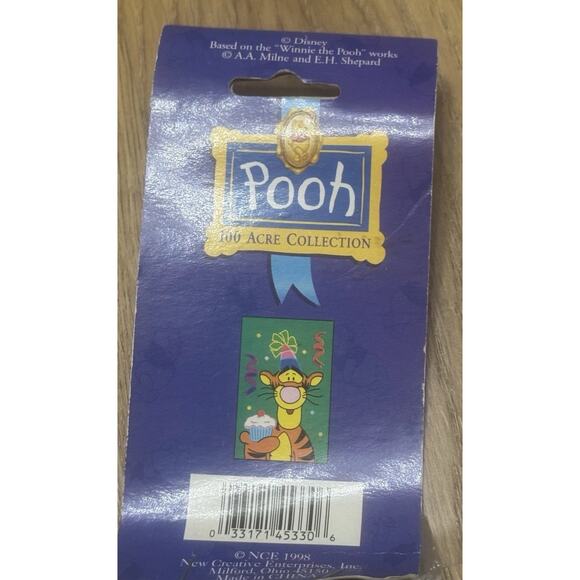 Disney NCE 1998 Winnie The Pooh Tigger Birthday cupcake Birthday Yard Flag NEW - Picture 3 of 5
